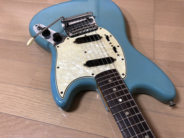 値引販売  トレモロ付 mustang Fender エレキギター エレキギター